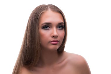 Makyajlı, güzel, genç bir kadın model.