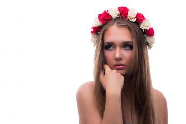 Makyajlı, güzel, genç bir kadın model.