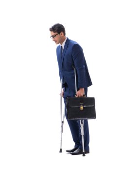 Beyaz arka plan üzerinde izole koltuk değneği ile yürüme işadamı