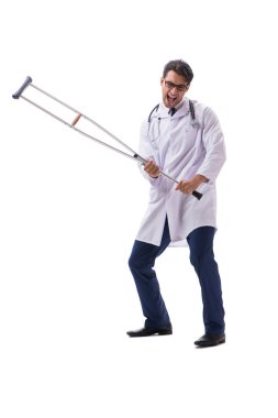 Genç doktor, beyaz sırtında tek başına yürüyor.