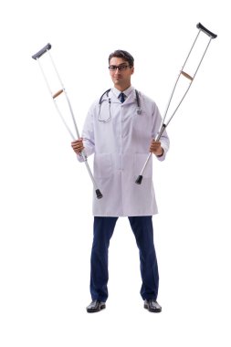 Genç doktor, beyaz sırtında tek başına yürüyor.