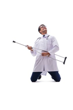 Genç doktor, beyaz sırtında tek başına yürüyor.