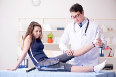 Erkek doktor spor sakatlığıyla ilgileniyor.