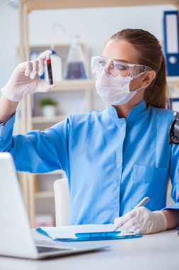 Bir laboratuarda deney yapan kadın bir bilim adamı.