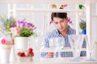 Genç yakışıklı dükkândan alışveriş yapıyor.