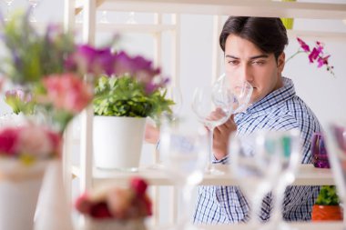 Genç yakışıklı dükkândan alışveriş yapıyor.