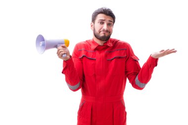 Beyaz sırtında megafon olan genç bir tamirci.