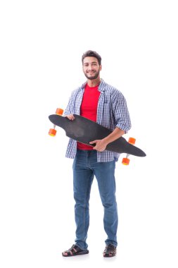 Beyaz kaykaylı genç bir kaykaycı.