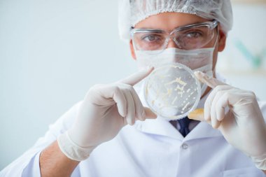 Bir laboratuarda deney yapan kadın bir bilim adamı.