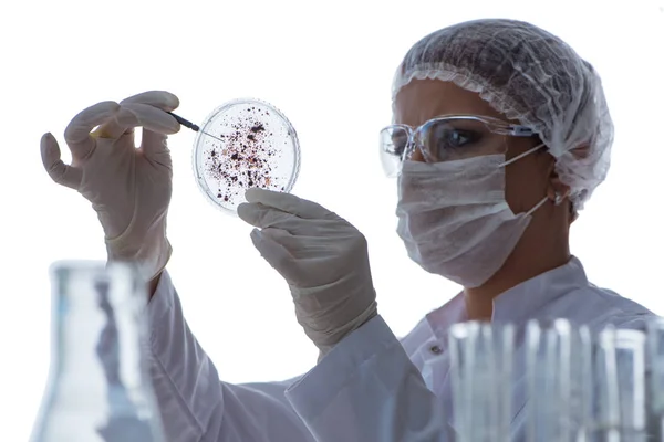 Vrouwelijke wetenschapper onderzoeker voert een experiment uit in een laboratorium — Stockfoto