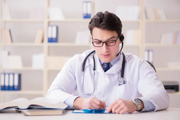 Jovem médico no conceito médico — Fotografia de Stock