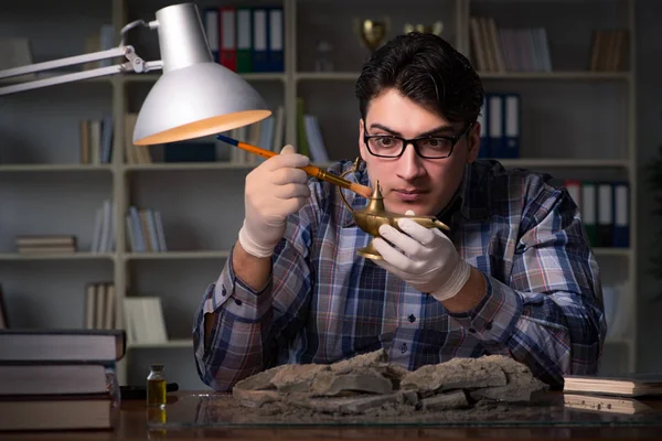 Archéologue travaillant tard dans la nuit au bureau — Photo