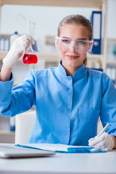 Female scientist researcher conducting an experiment in a labora — Stock Photo, Image