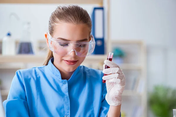 Vrouwelijke wetenschapper onderzoeker voert een experiment uit in een laboratorium — Stockfoto