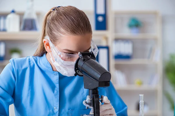 Investigadora científica que realiza un experimento en un labora —  Fotos de Stock