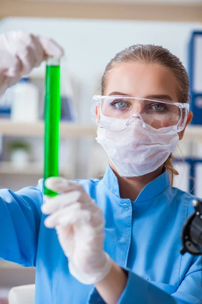 Pesquisadora cientista conduzindo uma experiência em um labora — Fotografia de Stock