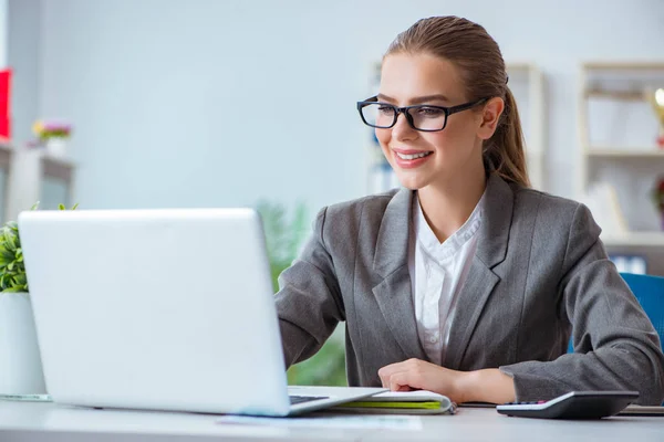 Joven contadora de negocios trabajando en la oficina — Foto de Stock