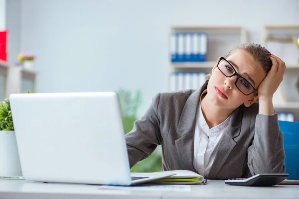 Junge Geschäftsfrau Buchhalterin arbeitet im Büro — Stockfoto