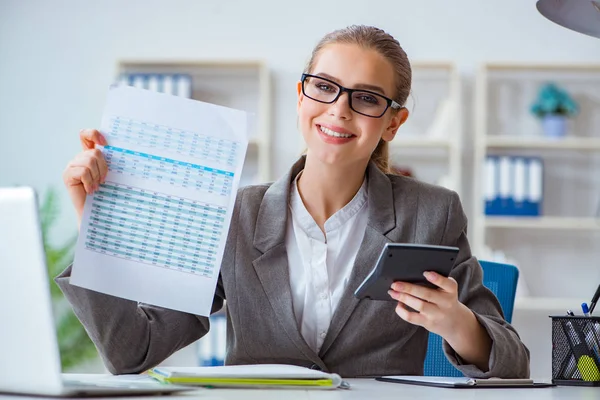 Joven contadora de negocios trabajando en la oficina — Foto de Stock