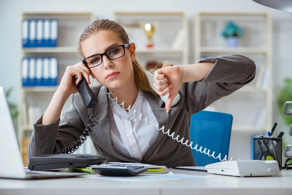 Junge Geschäftsfrau Buchhalterin arbeitet im Büro — Stockfoto