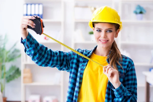 Mujer en taller con cinta métrica — Foto de Stock