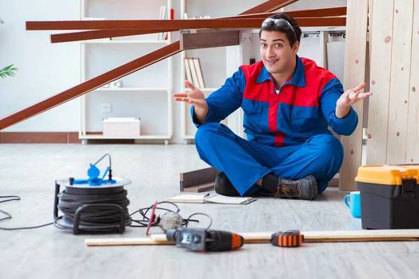 İnşaatta defter planlama yapan genç bir marangoz.