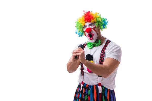 Buffo clown con un microfono che canta karaoke isolato su bianco — Foto Stock