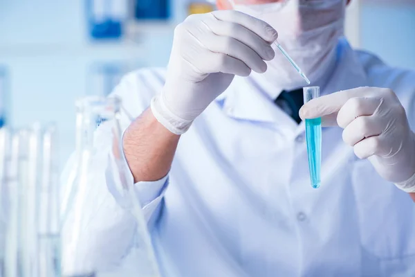 Pesquisadora cientista conduzindo uma experiência em um labora — Fotografia de Stock