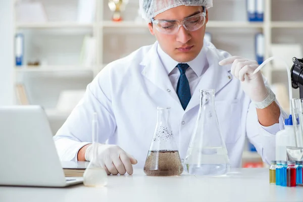 Científico joven investigador haciendo una prueba de contaminación de agua expe — Foto de Stock