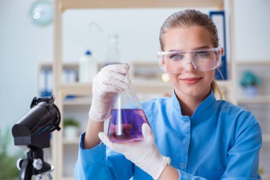 Bir laboratuarda deney yapan kadın bir bilim adamı.