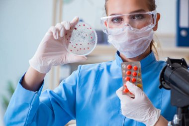 Bir laboratuarda deney yapan kadın bir bilim adamı.