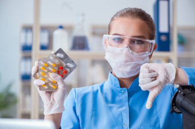 Bir laboratuarda deney yapan kadın bir bilim adamı.