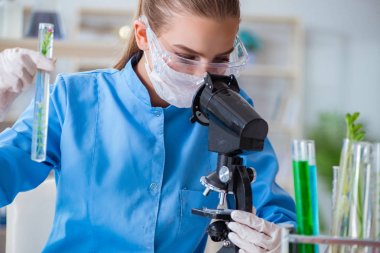 Bir laboratuarda deney yapan kadın bir bilim adamı.