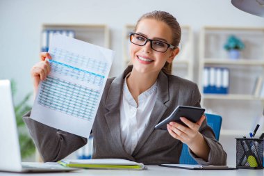 Ofiste çalışan genç iş kadını muhasebeci.