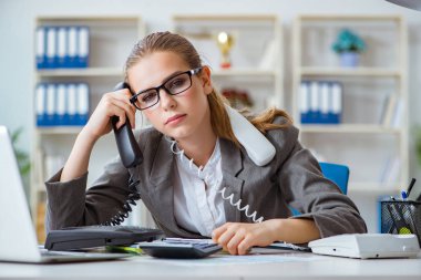 Ofiste çalışan genç iş kadını muhasebeci.