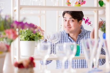 Genç yakışıklı dükkândan alışveriş yapıyor.