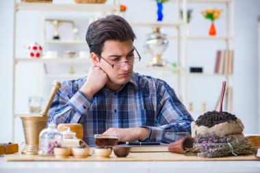 Yeni demler deneyen profesyonel çay uzmanı.