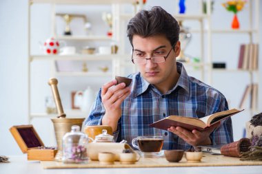 Yeni demler deneyen profesyonel çay uzmanı.