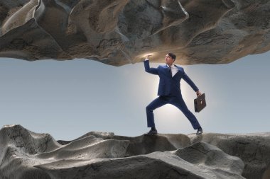 Baskı altında taşı destekleyen iş adamı