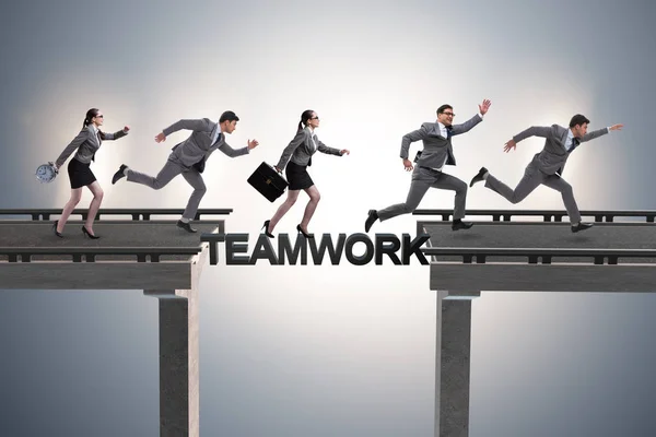 Teamwork koncept med affärsmän över bron — Stockfoto