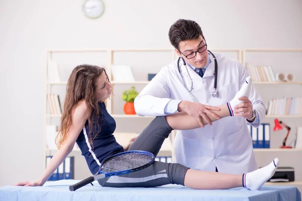 Hombre médico cuidando de lesiones deportivas —  Fotos de Stock