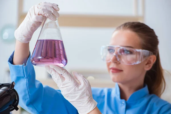 Pesquisadora cientista conduzindo uma experiência em um labora — Fotografia de Stock