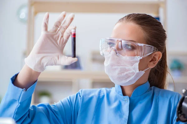 Vrouwelijke wetenschapper onderzoeker voert een experiment uit in een laboratorium — Stockfoto