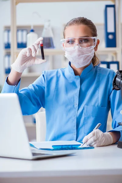 Pesquisadora cientista conduzindo uma experiência em um labora — Fotografia de Stock