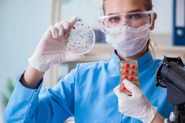 Bir laboratuarda deney yapan kadın bir bilim adamı.