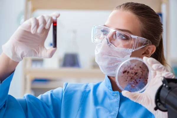 Vrouwelijke wetenschapper onderzoeker voert een experiment uit in een laboratorium — Stockfoto