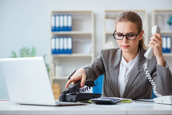 Junge Geschäftsfrau Buchhalterin arbeitet im Büro — Stockfoto