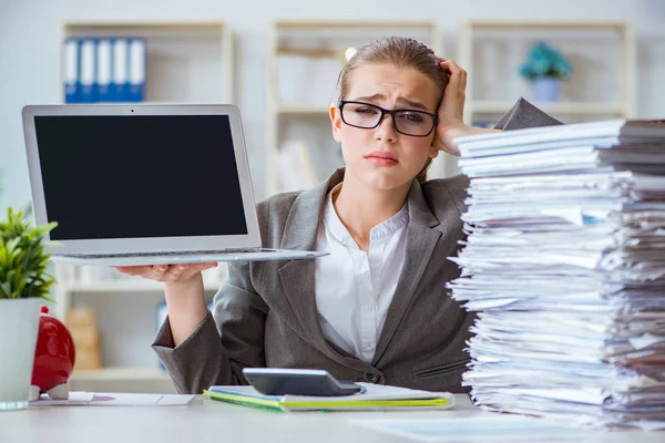 Jeune femme d'affaires comptable travaillant dans le bureau — Photo