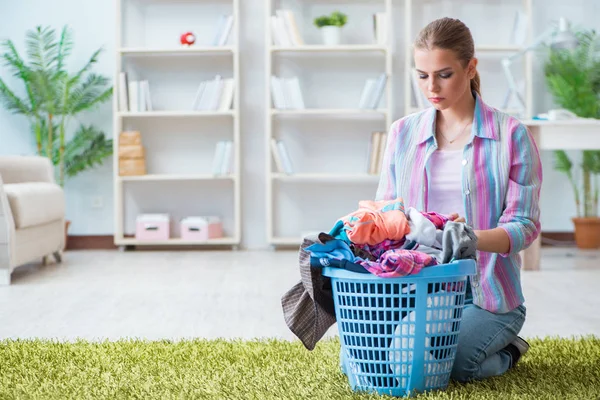 Fatigué déprimé femme au foyer faire la lessive — Photo