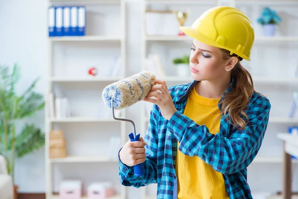 Mujer joven pintando en casa —  Fotos de Stock